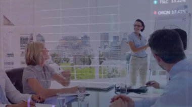 Çeşitli iş adamlarının ofisteki melez bir kadını alkışlamaları üzerine veri işleme animasyonu. Küresel ekonomi ve iş teknolojisi kavramı