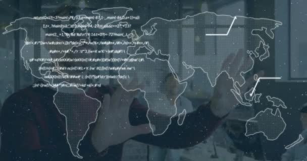 Animering Världskarta Och Databehandling Över Kaukasisk Man Bär Headset Kontoret — Stockvideo