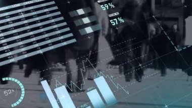 Şehir caddesinde yürüyen insanlarla ilgili istatistik ve finansal veri işleme animasyonları. Dijital arayüz, iş dünyası, finans, hesaplama ve veri işleme kavramı dijital olarak oluşturuldu.