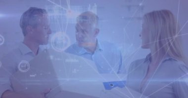 Kafkas iş adamlarının konuştuğu veri işleme ağıyla bağlantıların animasyonu. Küresel iş ve dijital arayüz kavramı dijital olarak oluşturulmuş video.