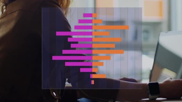 ラップトップを使用して原因となるアジアのビジネス女性に関する統計や財務データのアニメーション グローバルデジタルインターフェイス ビジネス コンピューティング データ処理の概念デジタル生成されたビデオ — ストック動画