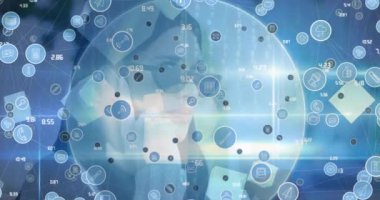 Beyaz bir kadının akıllı telefondan içki içmesi ve konuşması üzerine dijital simge ağının animasyonu. Küresel ağ ve iş teknolojisi kavramı