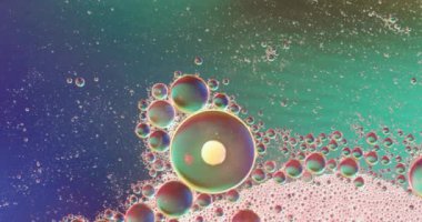 Fotokopi alanı ile mavi arkaplanda hareket eden baloncukların canlandırması. Desen, hareket ve renk konsepti dijital olarak oluşturulmuş video.