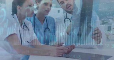 Çeşitli doktorların hastaların röntgenlerini incelediği birden fazla grafiğin animasyonu. Dijital bileşik, çoklu pozlama, rapor, iş dünyası, iletişim, büyüme ve sağlık konsepti.