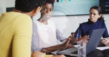 Ofiste konuşan çeşitli iş adamlarının veri işleme ve küresinin animasyonu. Küresel iş ve dijital arayüz kavramı dijital olarak oluşturulmuş video.