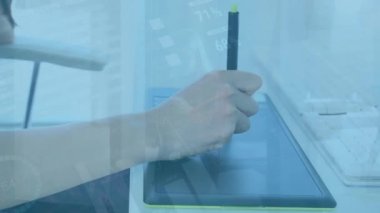 Grafik tablet kullanan Kafkas iş kadını üzerinden finansal veri işleme animasyonu. Küresel iş, finans, hesaplama ve veri işleme kavramı dijital olarak oluşturulmuş video.