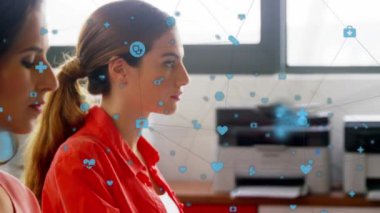 Ofisteki çeşitli iş adamları üzerinde bağlantılar ve ikonlar olan dünyanın animasyonu. Küresel ağlar, işletmeler, finansmanlar, hesaplama ve veri işleme kavramı dijital olarak oluşturuldu.