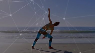 Kumsalda egzersiz yapan beyaz kadın üzerindeki bağlantı ağının animasyonu. Küresel spor ve dijital arayüz kavramı dijital olarak oluşturulmuş video.