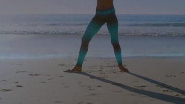 Plajda yoga yapan beyaz bir kadının üzerinde hafif noktaların canlandırılması. Küresel spor ve dijital arayüz kavramı dijital olarak oluşturulmuş video.