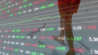 Denizde yürüyen beyaz adamın finansal veri işleme animasyonu. Küresel tatil, iş, finans, hesaplama ve veri işleme kavramı dijital olarak oluşturulmuş video.