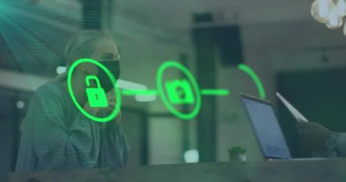 Afrika kökenli Amerikalı erkek resepsiyonistin beyaz kadınla konuşması üzerine dijital simgelerin canlandırılması. İş teknolojisi ve covid-19 salgın teknoloji konsepti