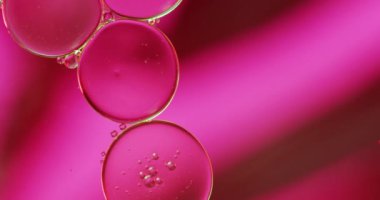 Fotokopi aletiyle pembe arka planda hareket eden baloncukların canlandırması. Desen, hareket ve renk konsepti dijital olarak oluşturulmuş video.