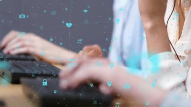 Ofisteki iki ırklı iş kadını üzerinde bağlantılar ve ikonlar olan dünyanın animasyonu. Küresel ağlar, işletmeler, finansmanlar, hesaplama ve veri işleme kavramı dijital olarak oluşturuldu.