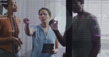 Ofiste konuşan çeşitli iş adamlarının veri işleme animasyonları. Küresel iş ve dijital arayüz kavramı dijital olarak oluşturulmuş video.