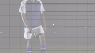 Futbolcu ve sahadaki futbolcu üzerinden finansal veri işleme animasyonu. Küresel spor, iş, finans, bilgisayar ve veri işleme kavramı dijital olarak oluşturulmuş video.