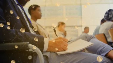 Çift ırklı iş adamı yazıları üzerine bağlantılar ve bitcoin simgelerinin animasyonu. Küresel kripto para birimi, işletme, finans, hesaplama ve veri işleme kavramı dijital olarak oluşturulmuş video.