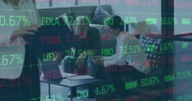 Ofisteki dizüstü bilgisayar kullanan çeşitli iş adamlarının finansal veri işleme animasyonları. Küresel iş, finans, hesaplama ve veri işleme kavramı dijital olarak oluşturulmuş video.