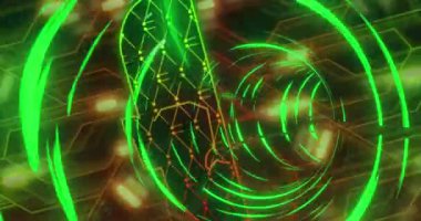 Çevrimiçi biyometrik yüz animasyonu, bilgisayar devre kartından veri işleme. Küresel çevrimiçi güvenlik, veri işleme, dijital arayüz ve bağlantılar konsepti dijital olarak oluşturuldu.