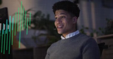 Ofiste çalışan melez iş adamının finansal veri işleme animasyonu. Küresel iş, finans, hesaplama ve veri işleme kavramı dijital olarak oluşturulmuş video.