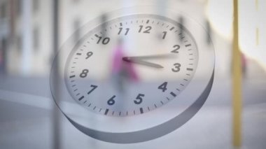 Sokakta yürüyen insanlara karşı saatlerin işlediği animasyon. Zaman, zaman ve iş konsepti