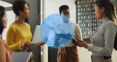 Ofiste konuşan farklı iş adamlarının üzerinde ikonlar olan dünyanın animasyonu. Küresel iş ve dijital arayüz kavramı dijital olarak oluşturulmuş video.