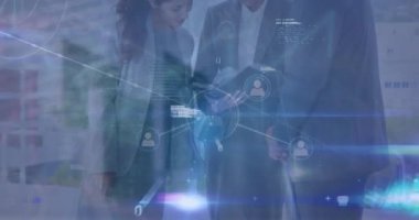 Çeşitli iş adamlarının konuştuğu simgelerle bağlantı ağının animasyonu. küresel iş ve dijital arayüz kavramı dijital olarak oluşturulmuş video.