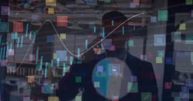 Ofiste akıllı telefondan konuşan Kafkas işadamı üzerinden dijital simge ağının animasyonu. Küresel ağ ve iş teknolojisi kavramı