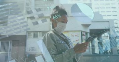 Sokakta maskeli melez bir kadın için finansal veri işleme animasyonu. Dijital olarak üretilen küresel covid 19 salgın, iş, bilgisayar ve veri işleme kavramı.