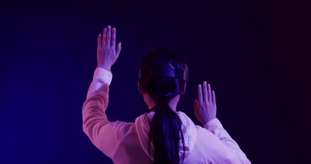 Азиатская Женщина Помощью Гарнитуры Касание Виртуального Экрана Синем Фоне Замедленная — стоковое видео