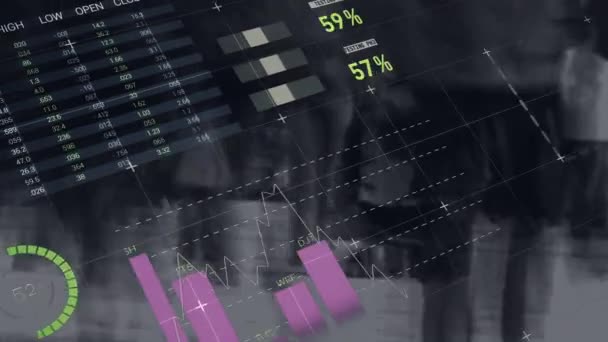 Animace Statistik Zpracování Finančních Dat Nad Lidmi Procházejícími Ulicích Města — Stock video