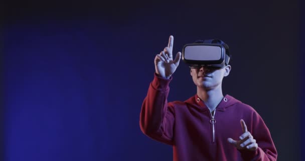 亚洲人使用Vr耳机 触摸蓝色背景的虚拟屏幕 复制空间 慢动作 虚拟现实和元概念 — 图库视频影像