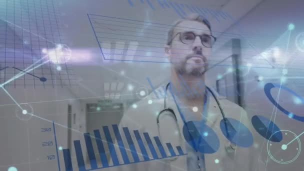 病院の廊下を歩く白人男性医師の接続のネットワークのアニメーション ビジネス技術の概念 — ストック動画