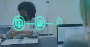 Ofiste tartışan yüz maskesi takan iki farklı kadının dijital simge ağının animasyonu. İş teknolojisi ve covid-19 salgın konsepti