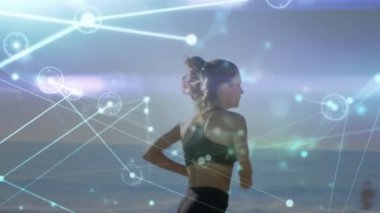 Kumsalda koşan beyaz kadın üzerindeki bağlantı ağının animasyonu. Küresel spor ve dijital arayüz kavramı dijital olarak oluşturulmuş video.