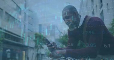 Afro-Amerikan iş adamının akıllı telefon kullanarak veri işleme animasyonu. küresel iş ve dijital arayüz kavramı dijital olarak oluşturulmuş video.
