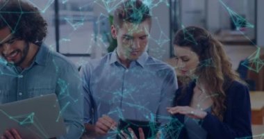 Çeşitli iş adamlarının konuştuğu simgelerle bağlantı ağının animasyonu. küresel iş ve dijital arayüz kavramı dijital olarak oluşturulmuş video.