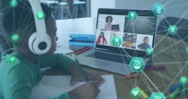 Evdeki dizüstü bilgisayara bakarak ev ödevi yapan Afrikalı Amerikalı çocuğun dijital ikonlarının animasyonu. Okul ve eğitim teknolojisi kavramı