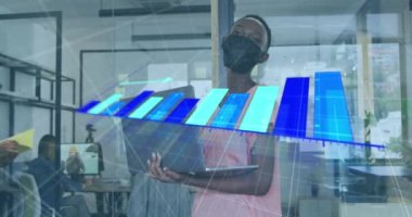 Ofiste dizüstü bilgisayarlı yüz maskesi takan Afro-Amerikan kadının veri işleme animasyonu. İş veri teknolojisi ve covid-19 salgın konsepti