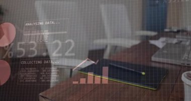 Ofis masasında elektronik cihazlarla finansal veri işleme animasyonu. Küresel iş, finans, hesaplama ve veri işleme kavramı dijital olarak oluşturulmuş video.