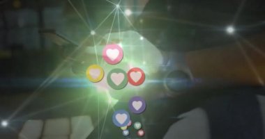 Akıllı telefon kullanan bir adamın orta bölümündeki kalp ikonlarının ve bağlantı ağının animasyonu. Sosyal medya ağı ve iş teknolojisi kavramı