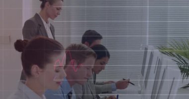 Ofisteki iş arkadaşlarına bakan çeşitli kadın yöneticilerin üzerinde numaralar olan grafiklerin animasyonu. Dijital bileşik, çoklu pozlama, iş, rapor, büyüme ve teknoloji kavramı.