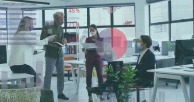 Ofisteki maskeli çeşitli iş adamlarının finansal veri işleme animasyonları. Dijital olarak üretilen küresel covid 19 salgın, iş, bilgisayar ve veri işleme kavramı.