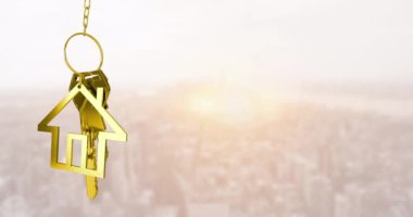 Altın ev modelinin günbatımında odağını kaybetmiş şehir manzarasına karşı hareket eden bir animasyonu. Dijital bileşik, ev, yeni, anahtarlık, gayrimenkul, yatırım, güneş ışığı, bina.