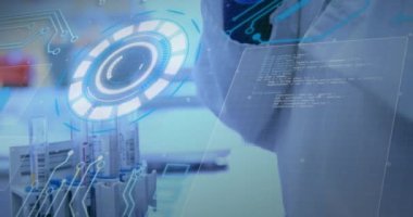 Laboratuvardaki bilim adamının veri işleme animasyonu. Küresel bilim, iş, finans, hesaplama ve veri işleme kavramı dijital olarak oluşturulmuş video.