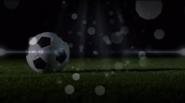 Futbol oyuncularının sahada topa vurmalarıyla ilgili simgelerle bağlantı ağının animasyonu. Küresel spor, ağlar, hesaplama ve veri işleme kavramı dijital olarak oluşturulmuş video.