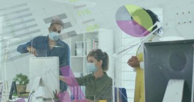 Ofisteki maskeli çeşitli iş adamlarının finansal veri işleme animasyonları. Dijital olarak üretilen küresel covid 19 salgın, iş, bilgisayar ve veri işleme kavramı.