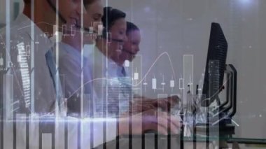 Ofiste çalışan çeşitli iş adamları üzerinde finansal veri işleme animasyonu. Küresel iş, finans, hesaplama ve veri işleme kavramı dijital olarak oluşturulmuş video.