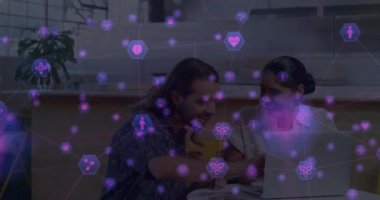 Ofiste dizüstü bilgisayarla tartışan çeşitli erkek ve kadınların dijital simge ağının animasyonu. Küresel ağ ve iş teknolojisi kavramı