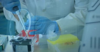 Laboratuvardaki bilim adamının veri işleme animasyonu. Küresel bilim, iş, finans, hesaplama ve veri işleme kavramı dijital olarak oluşturulmuş video.