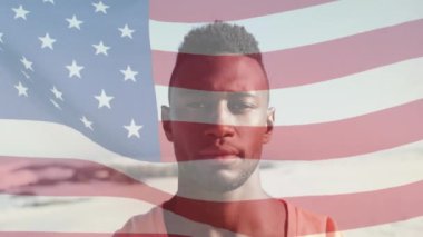 Sahildeki Afro-Amerikan adam yerine Amerika bayrağının animasyonu. Amerikan vatanseverliği, demokrasi ve bağımsızlık kavramı dijital olarak oluşturulmuş video.